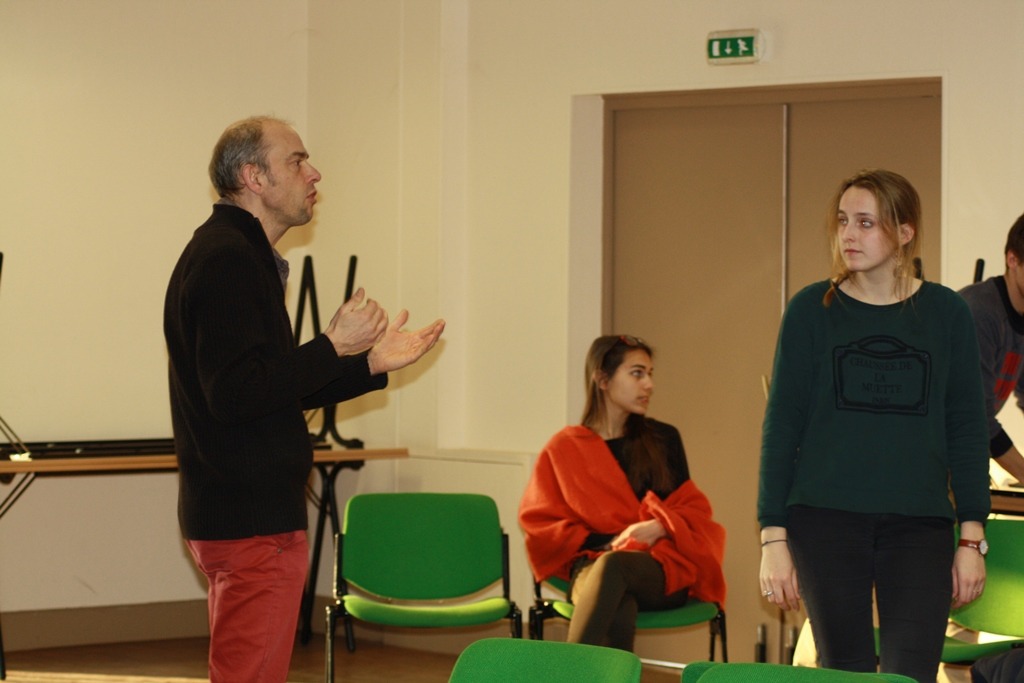 Les étudiants pratiquent le théâtre