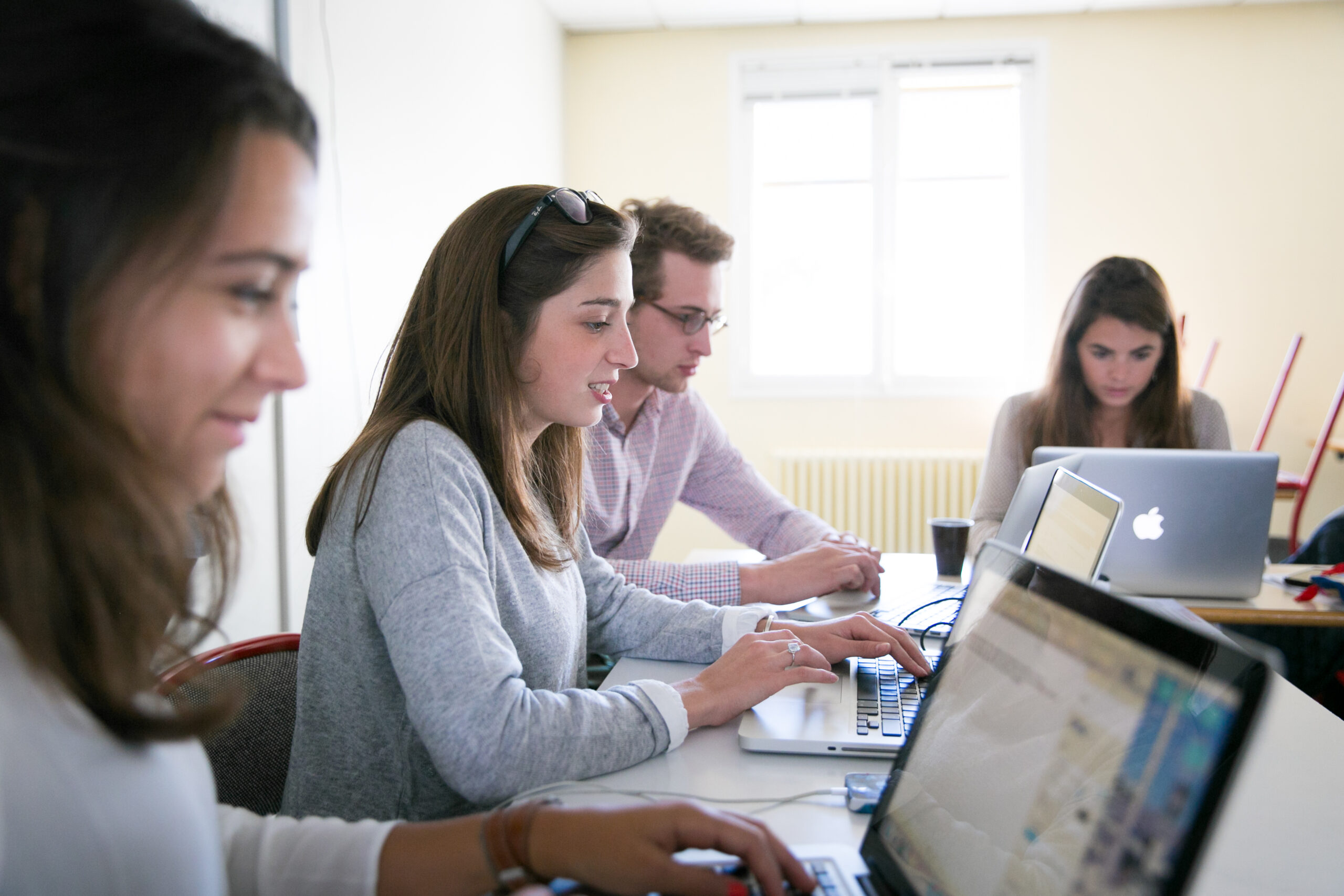Les étudiants en communication travaillent en micro-agences